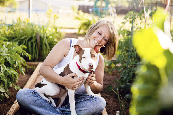© Jessica Cobb Pet Photography | pit bull and woman in garden, on location dog photography, Lifestyle-dog-photography-3