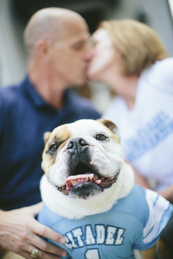 couple kissing behind English Bulldog, family portraits with dogs