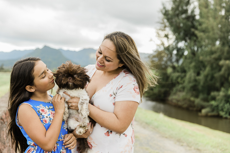 mother's day mini session with dog in Oahu, Hawaii | Storm Elaine Photography