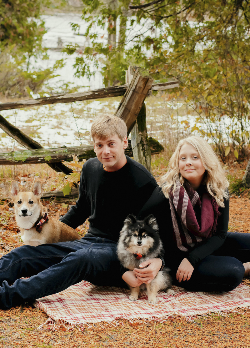 fall photo shoot with dogs, Merle Pomeranian, Corgi and their humans ©Madison Robertson Photography | lifestyle dog and family photography