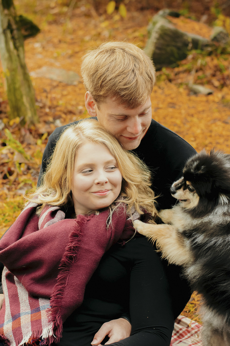 cute Pomeranian photobombing ©Madison Robertson Photography | lifestyle dog and family photos