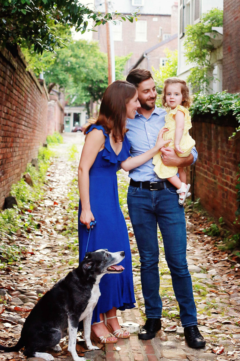 Lifestyle family photos with a dog | ©Helena Woods