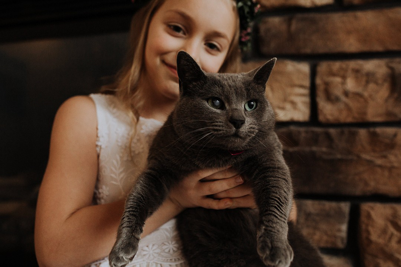 Pet-friendly First Communion Session, girl holding her cat | ©Gardenhouse FIlms