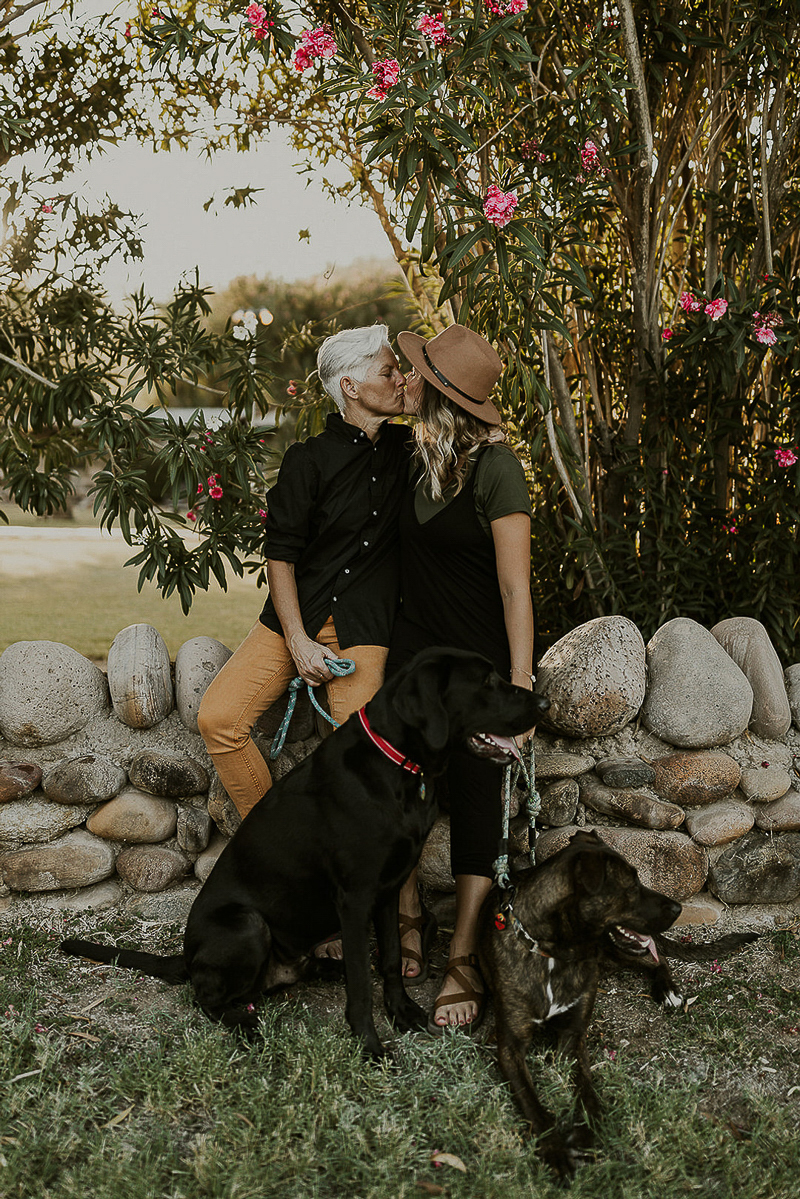 couple kissing, dogs at their feet, ©Kali M Photos | Arizona wedding and elopement photographer