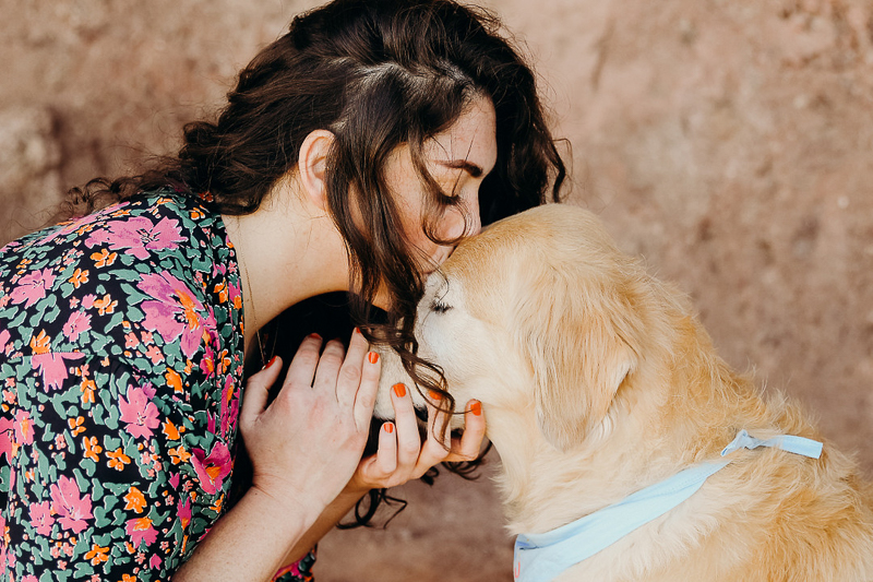 woman kissing her Golden Retriever | ©Ali Tso Photography