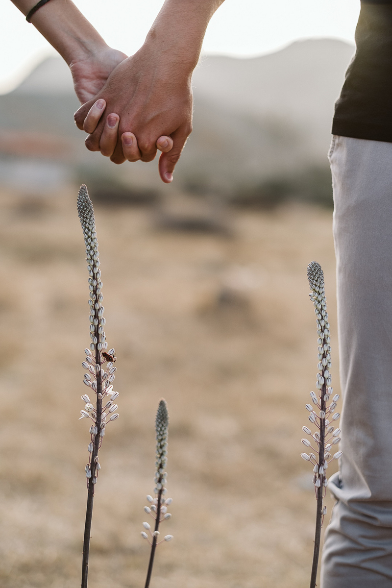 couple holding hands, desert details | ©Blancorazon Weddings