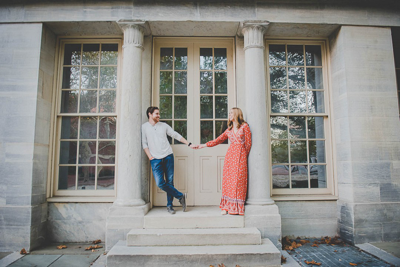 couple holding hands in front of historical Philadelphia building | ©BeauMonde Originals