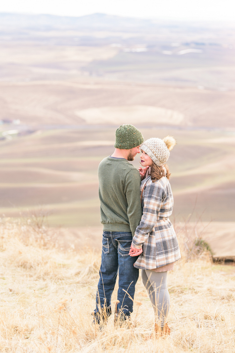 romantic scenic engagement session, Washington State | ©Savvy Leigh Photography